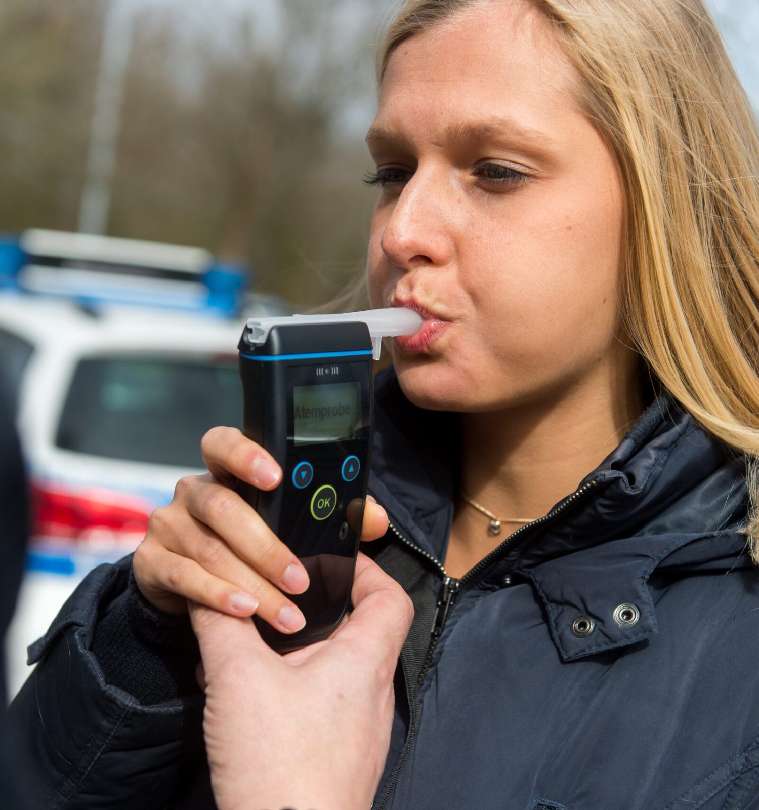 Eine junge Frau muss sich einer Alkoholkontrolle unterziehen