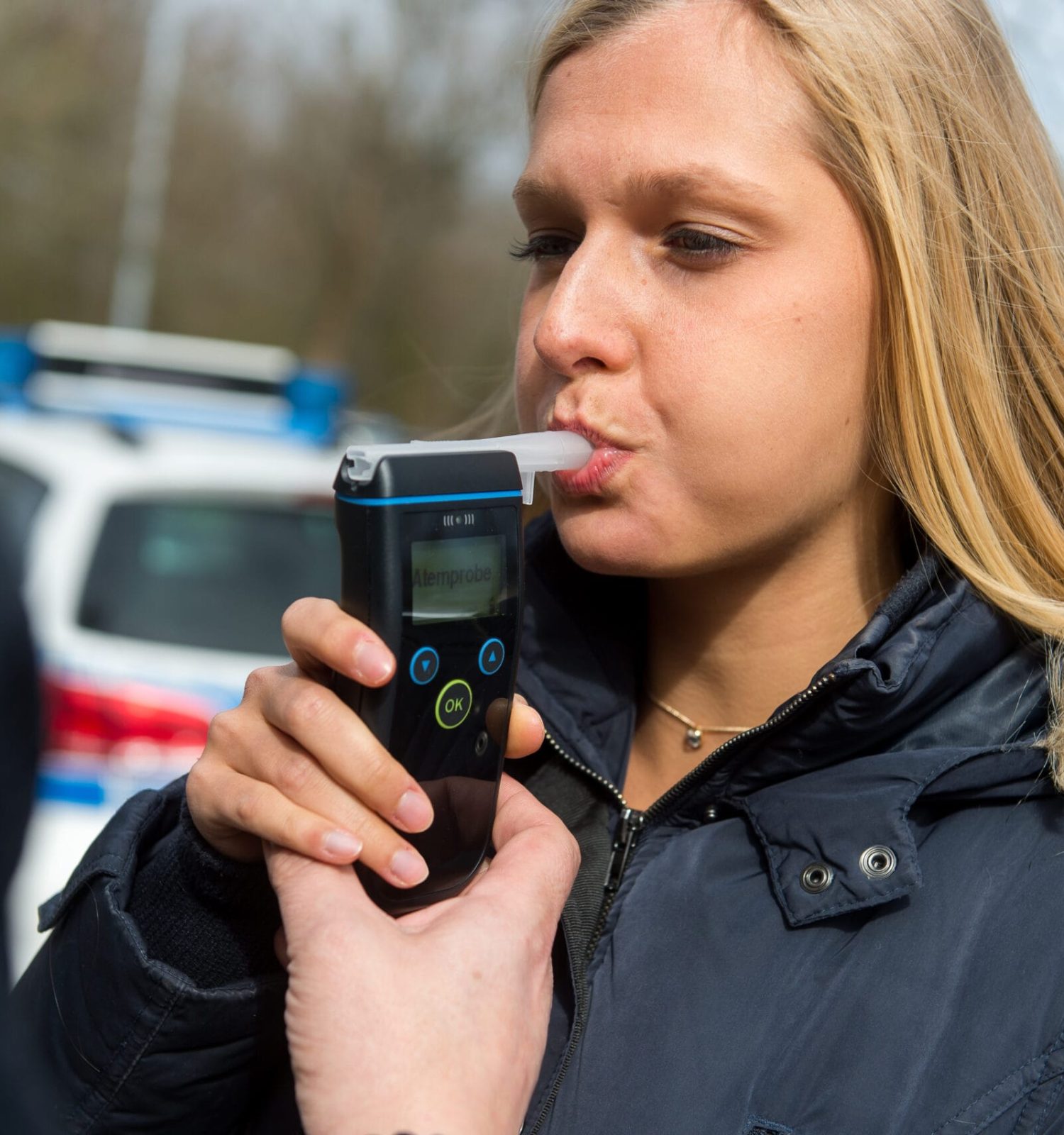 Eine junge Frau muss sich einer Alkoholkontrolle unterziehen